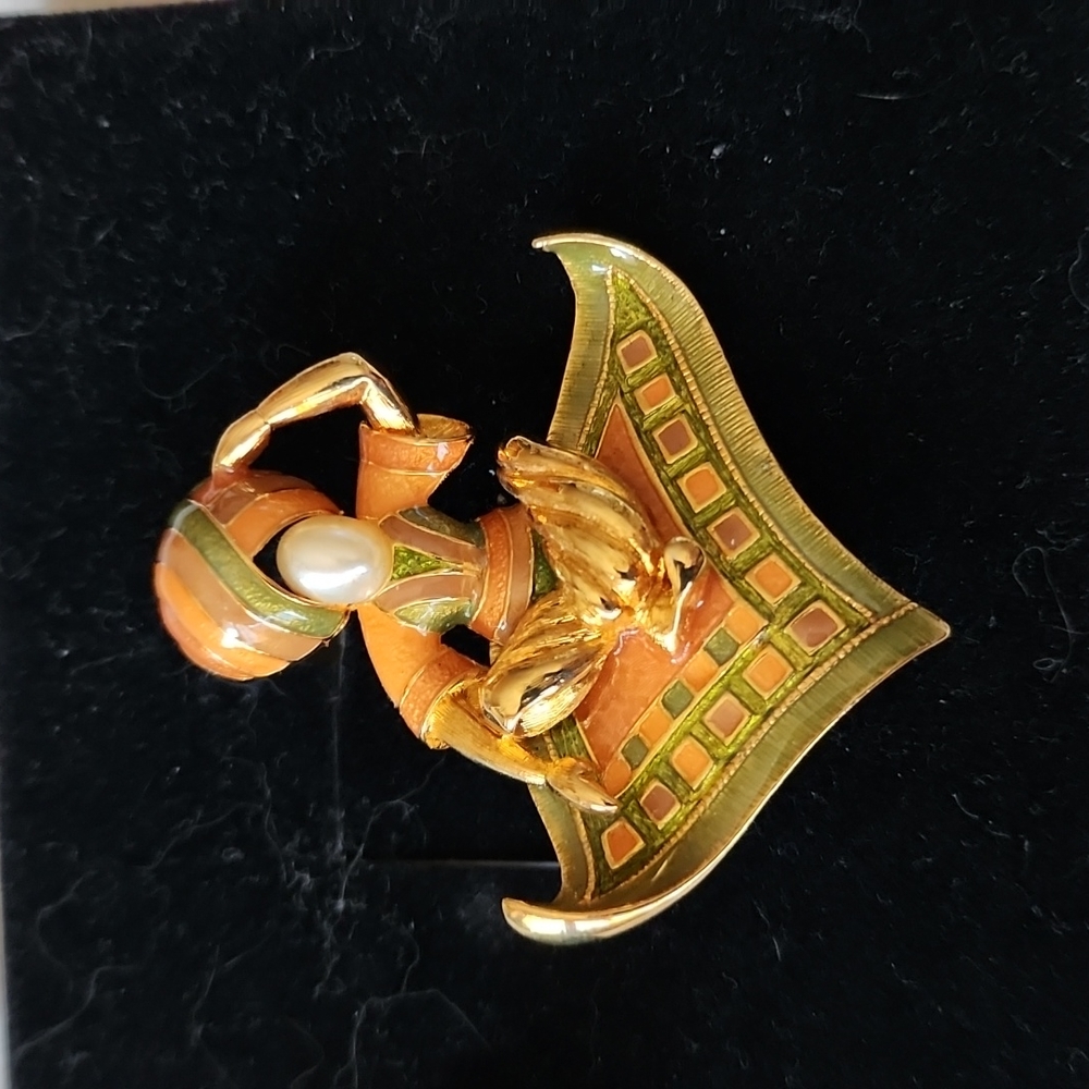 FABULOUS PRE-OWNED JOAN RIVERS GENIE MAGIC CARPET PIN